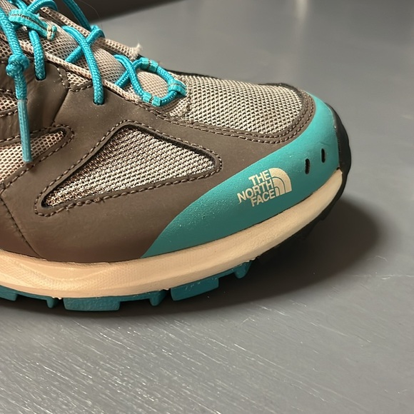 The North Face. Women’s size 8.5 tennis shoes. Grey and teal. Worn twice. - Picture 4 of 8